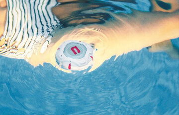 reproduktor-CROSSCALL-X-Wave-WHITE-na-vode.jpg